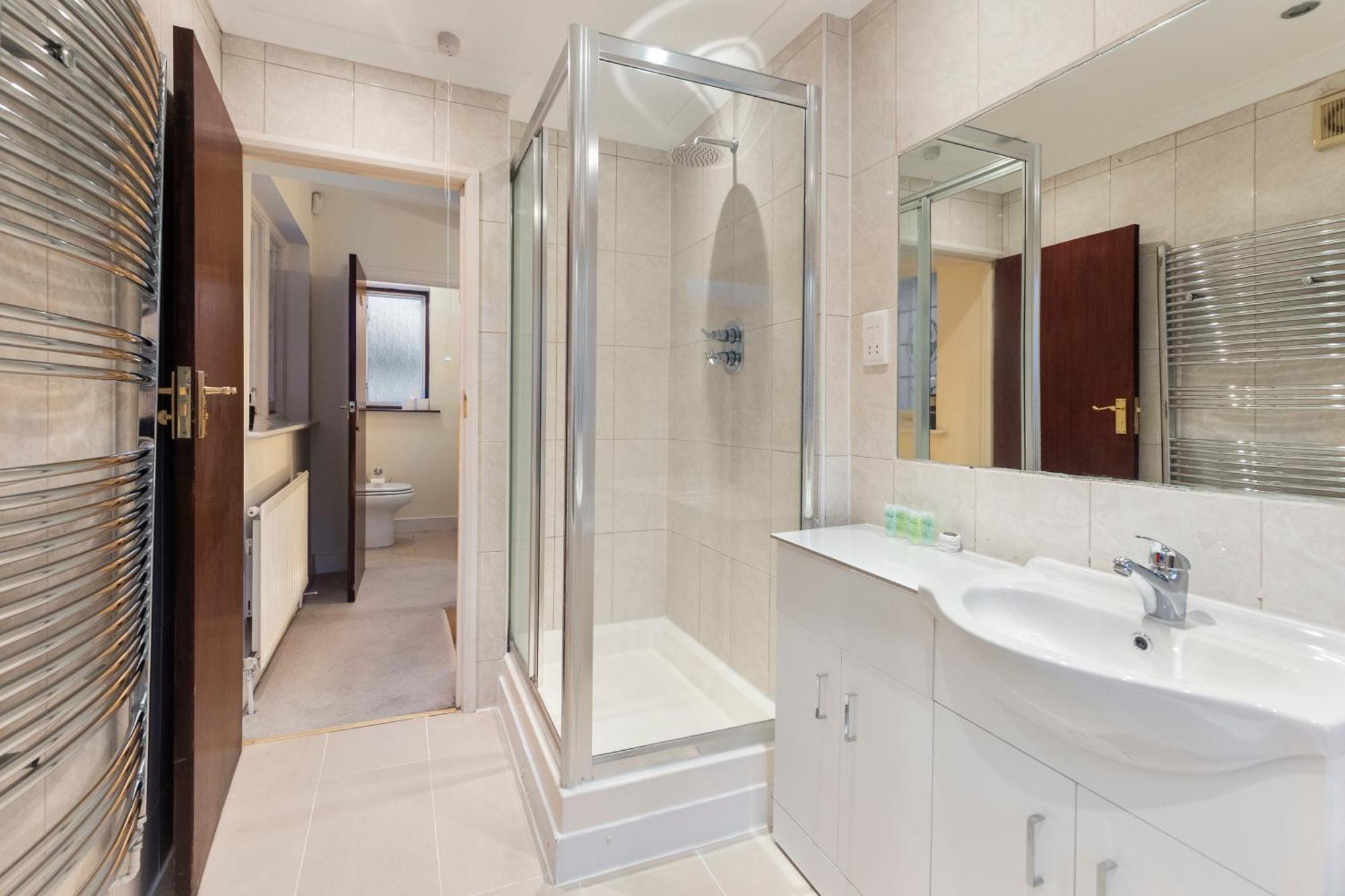 Spacious 4 Bedroom House Londra
