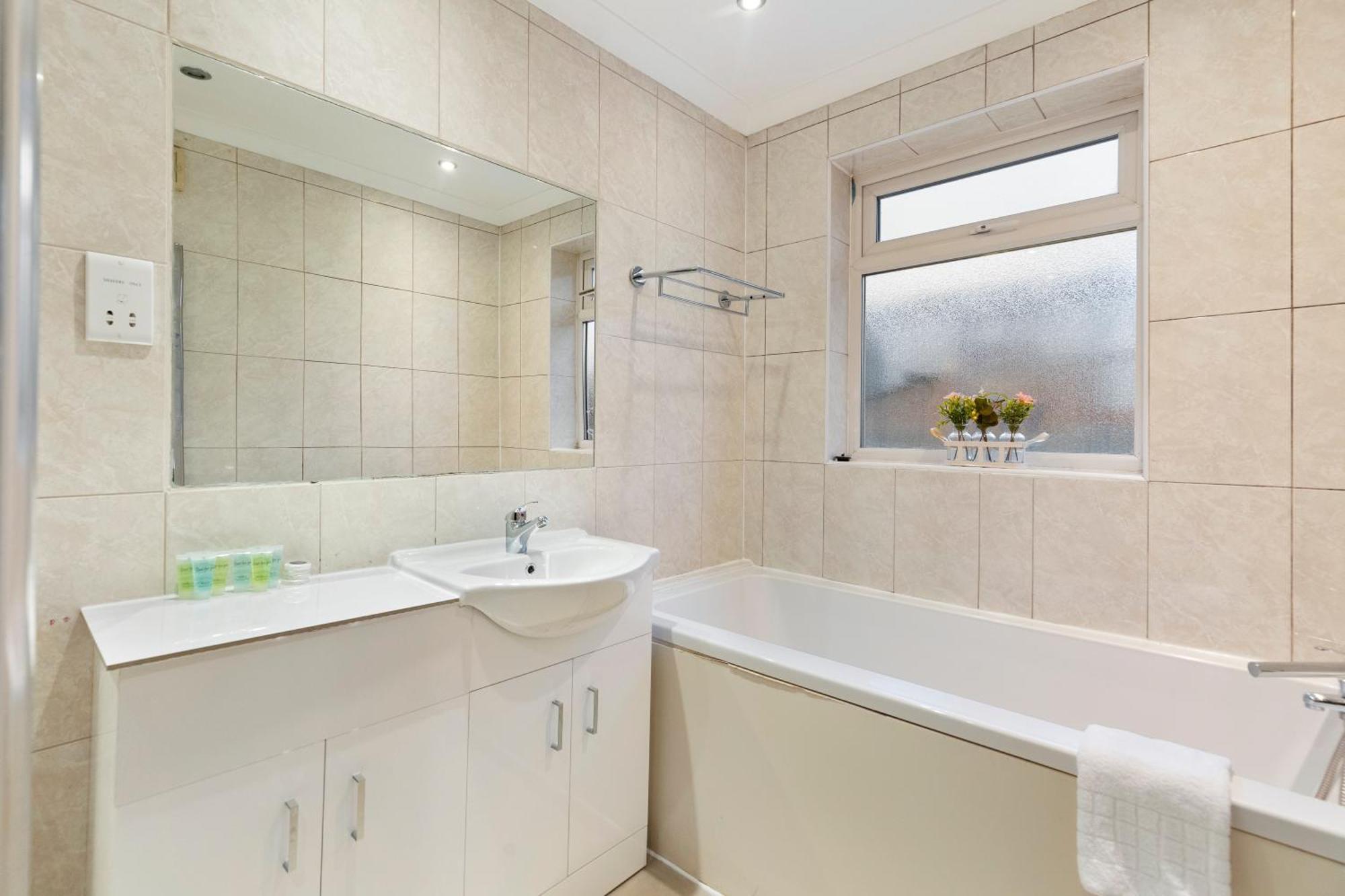 Spacious 4 Bedroom House Londra