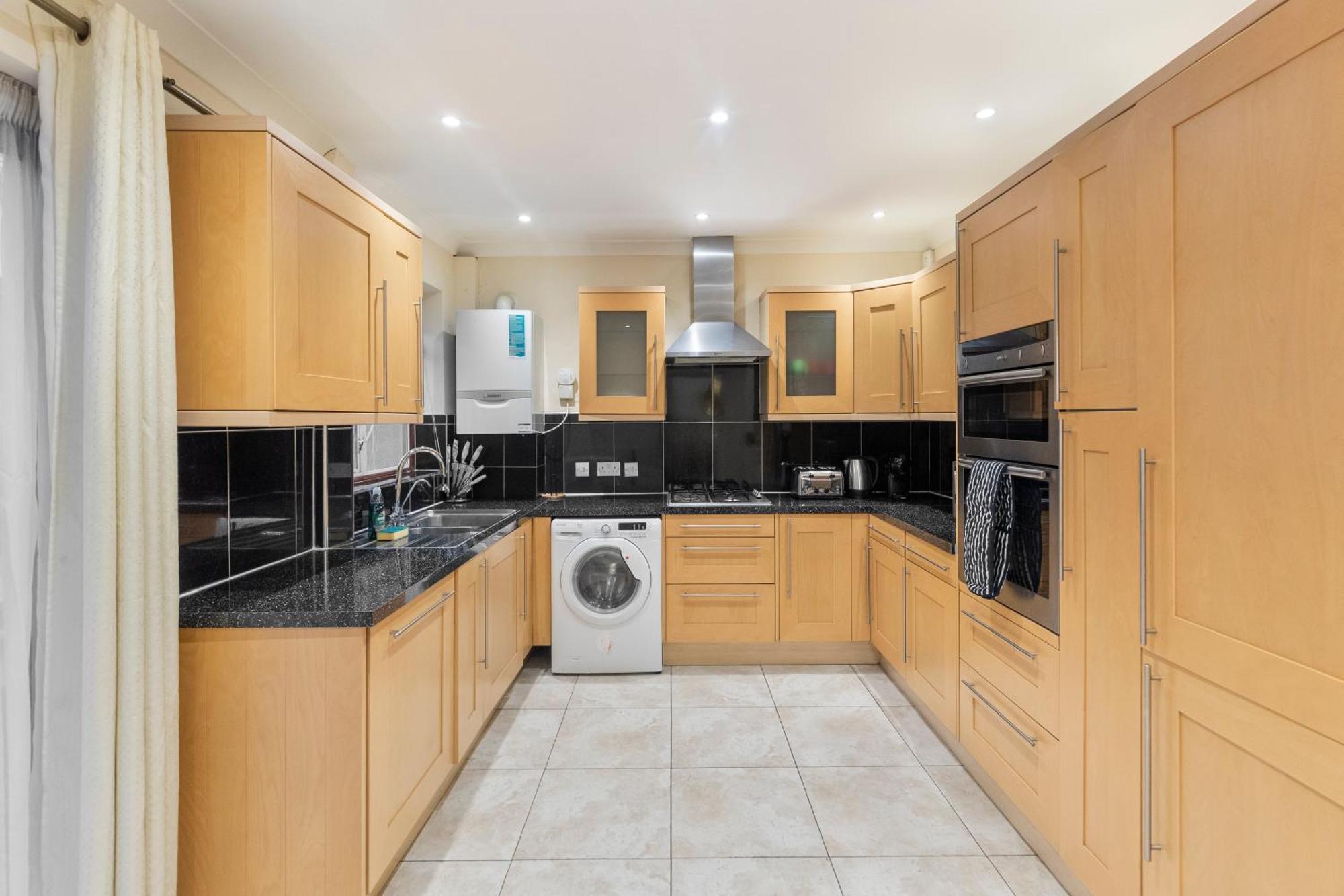 Spacious 4 Bedroom House Londra