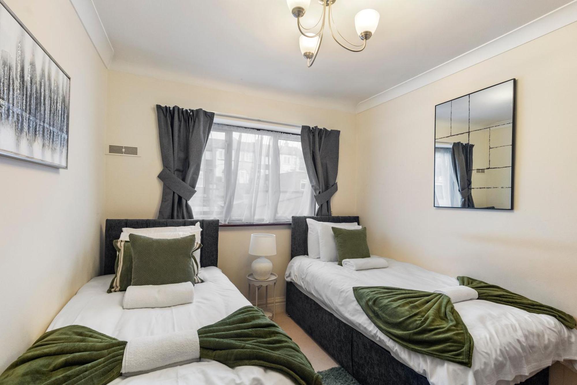 Spacious 4 Bedroom House * Londra
